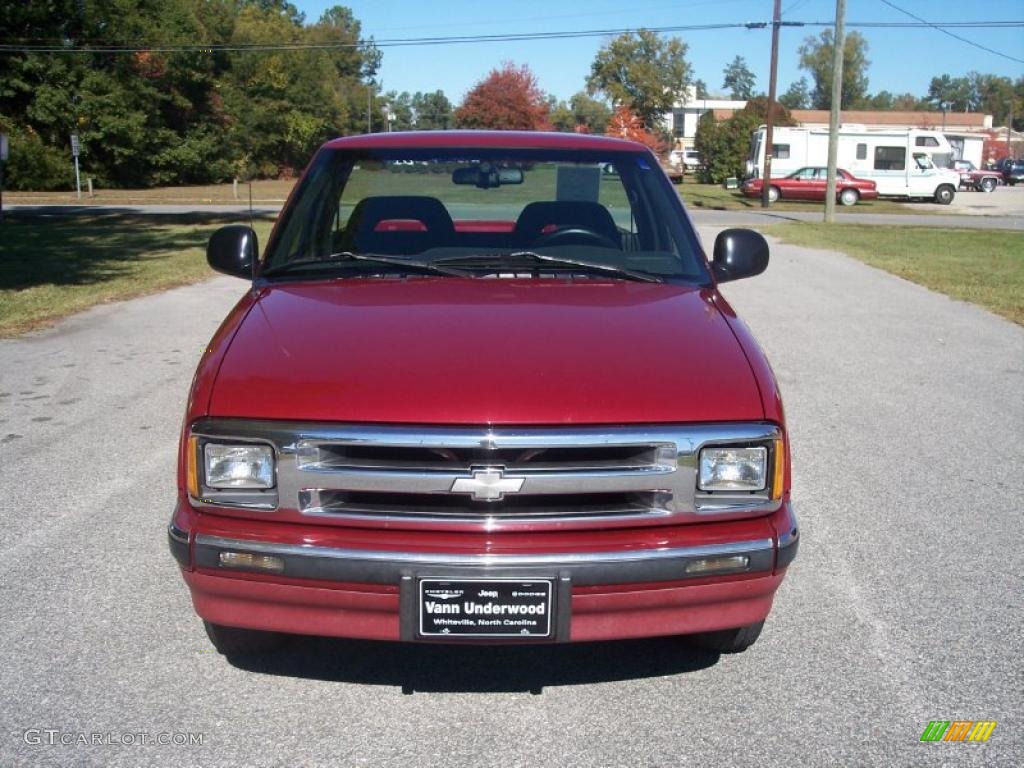1997 S10 Regular Cab - Cherry Red Metallic / Graphite photo #2