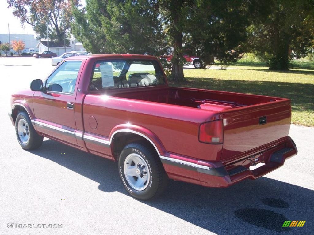 1997 S10 Regular Cab - Cherry Red Metallic / Graphite photo #5