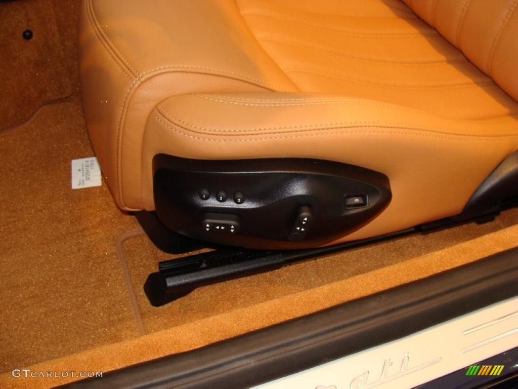2011 Maserati GranTurismo Convertible GranCabrio Controls Photo #39786486