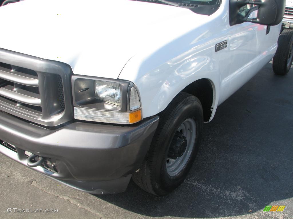 2003 F250 Super Duty XL SuperCab Chassis - Oxford White / Medium Flint Grey photo #4