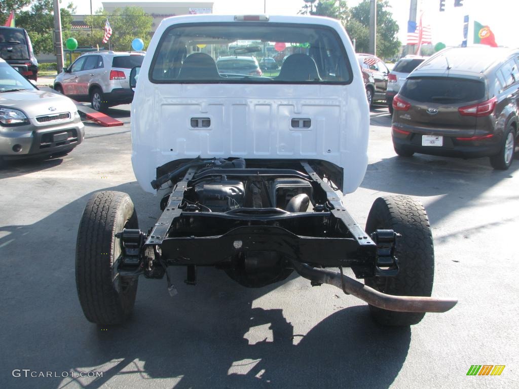 2003 F250 Super Duty XL SuperCab Chassis - Oxford White / Medium Flint Grey photo #7