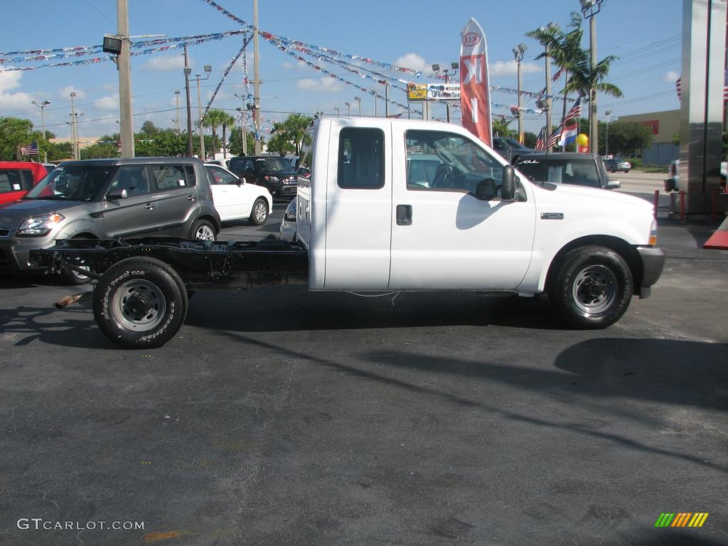 Oxford White 2003 Ford F250 Super Duty XL SuperCab Chassis Exterior Photo #39791142