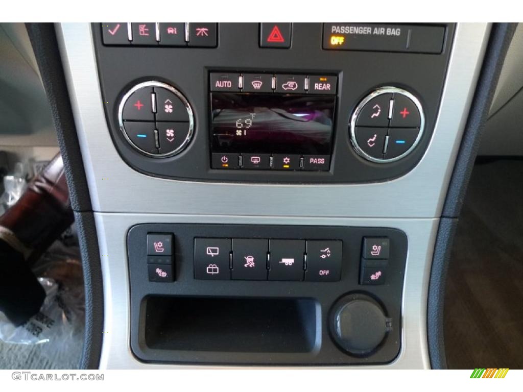 2010 GMC Acadia SLT AWD Controls Photo #39795794