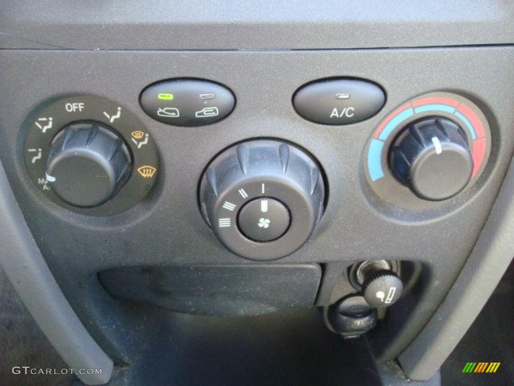 2005 Hyundai Santa Fe GLS Controls Photos