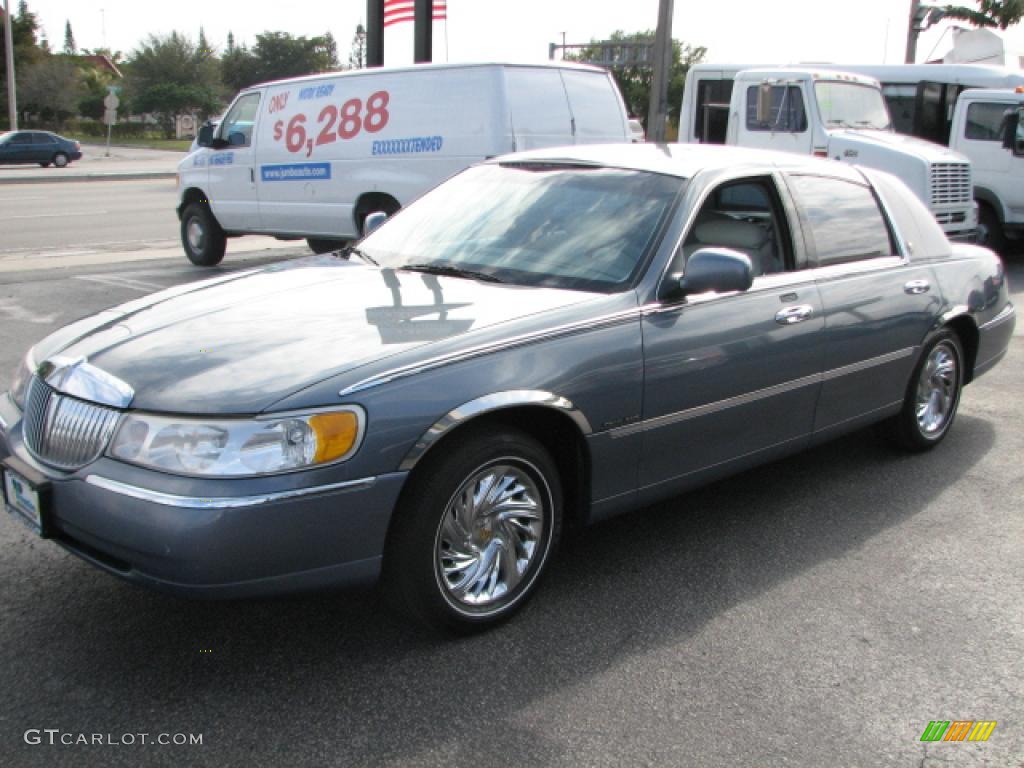 2000 Town Car Executive - Graphite Blue Metallic / Light Graphite photo #5