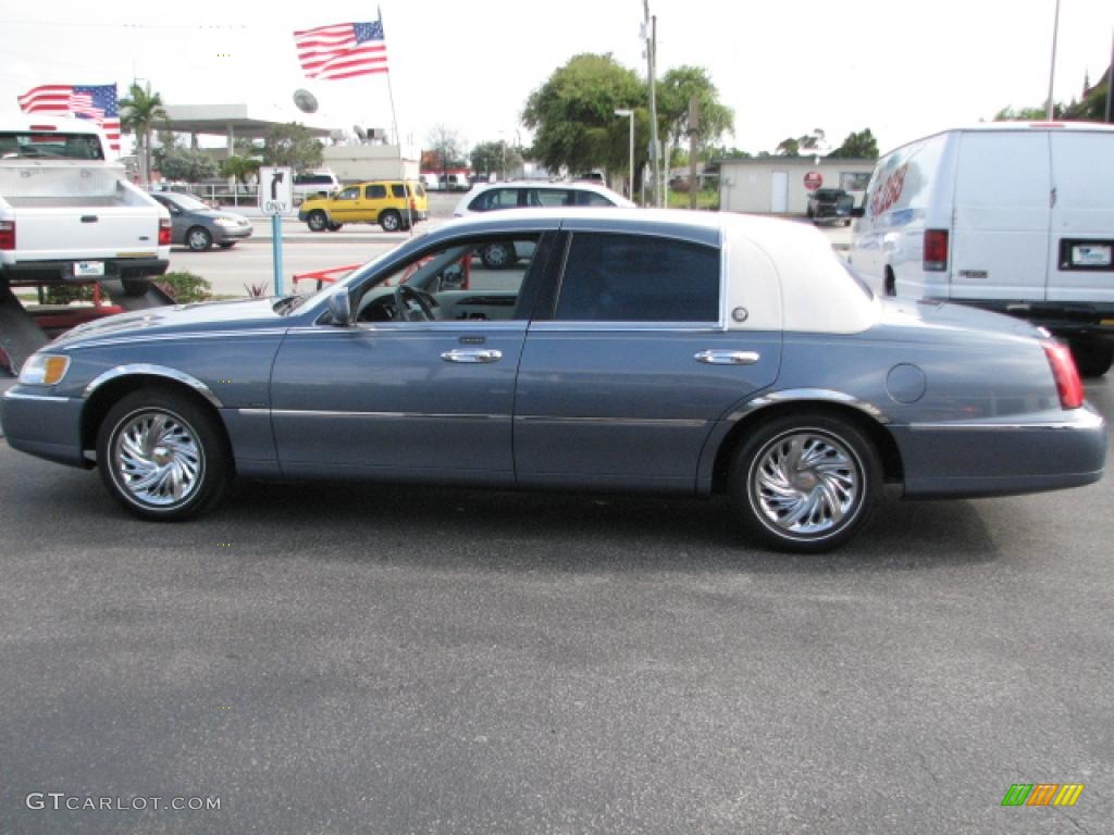 2000 Town Car Executive - Graphite Blue Metallic / Light Graphite photo #6