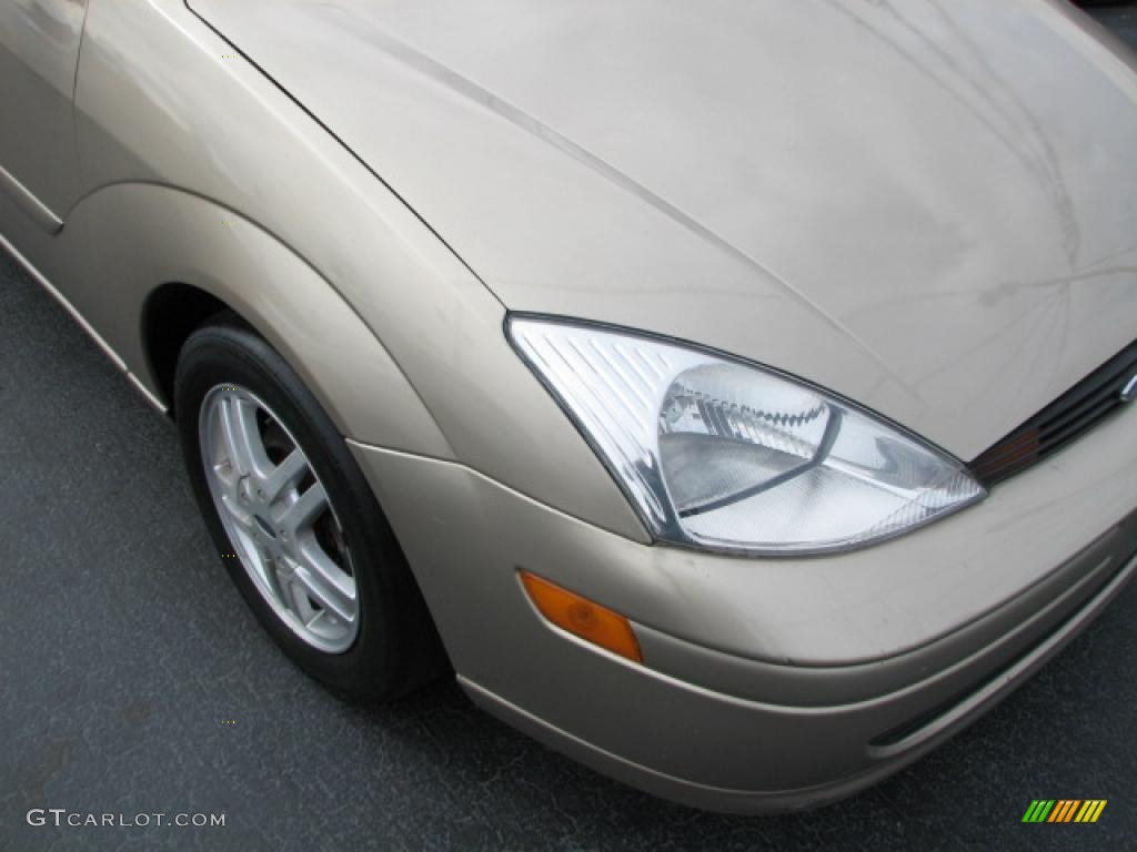 2000 Focus SE Sedan - Fort Knox Gold Metallic / Medium Graphite photo #2