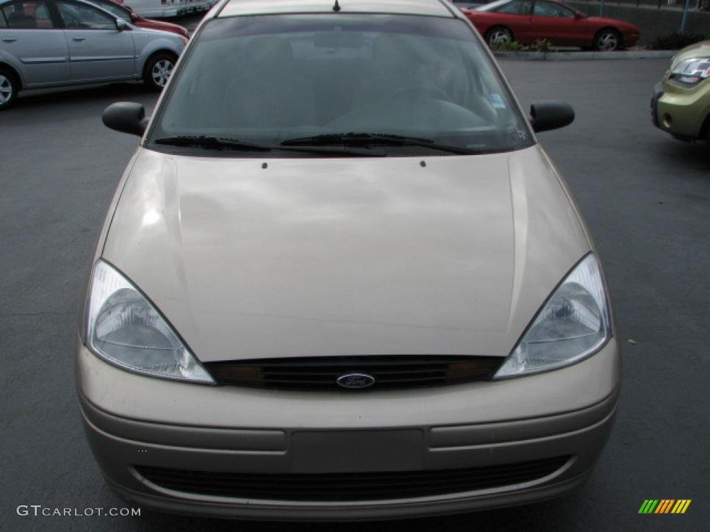 2000 Focus SE Sedan - Fort Knox Gold Metallic / Medium Graphite photo #3