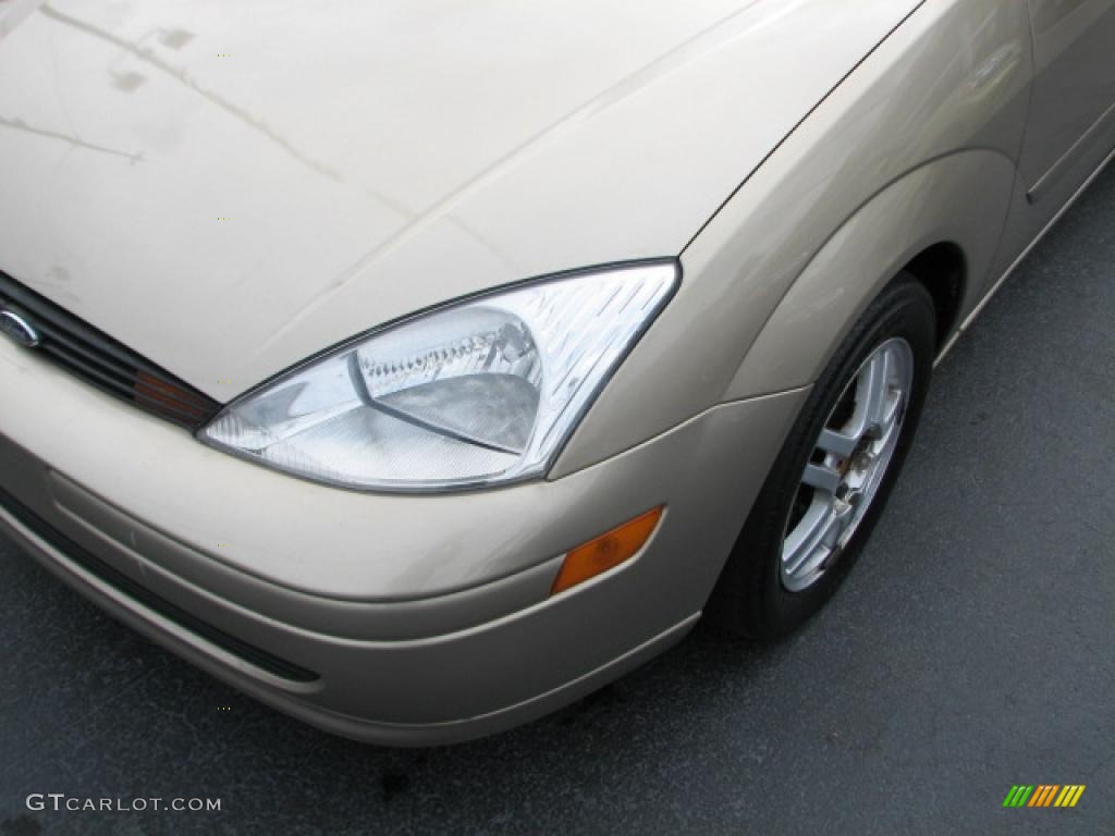2000 Focus SE Sedan - Fort Knox Gold Metallic / Medium Graphite photo #4