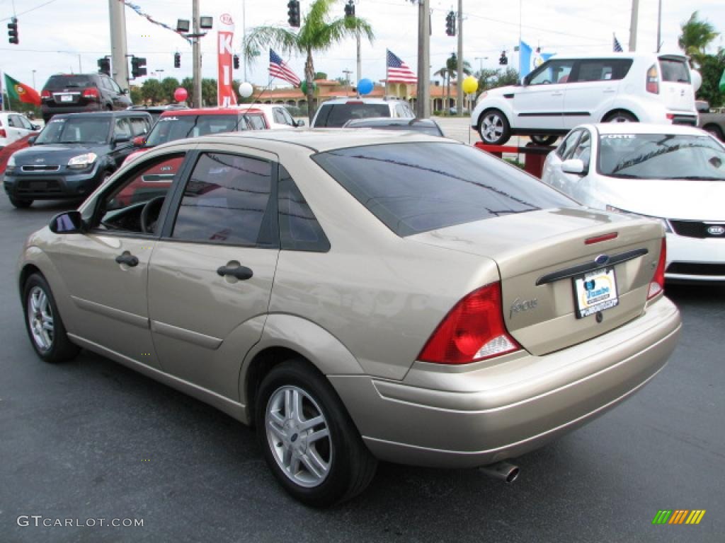 Fort Knox Gold Metallic 2000 Ford Focus SE Sedan Exterior Photo #39823802