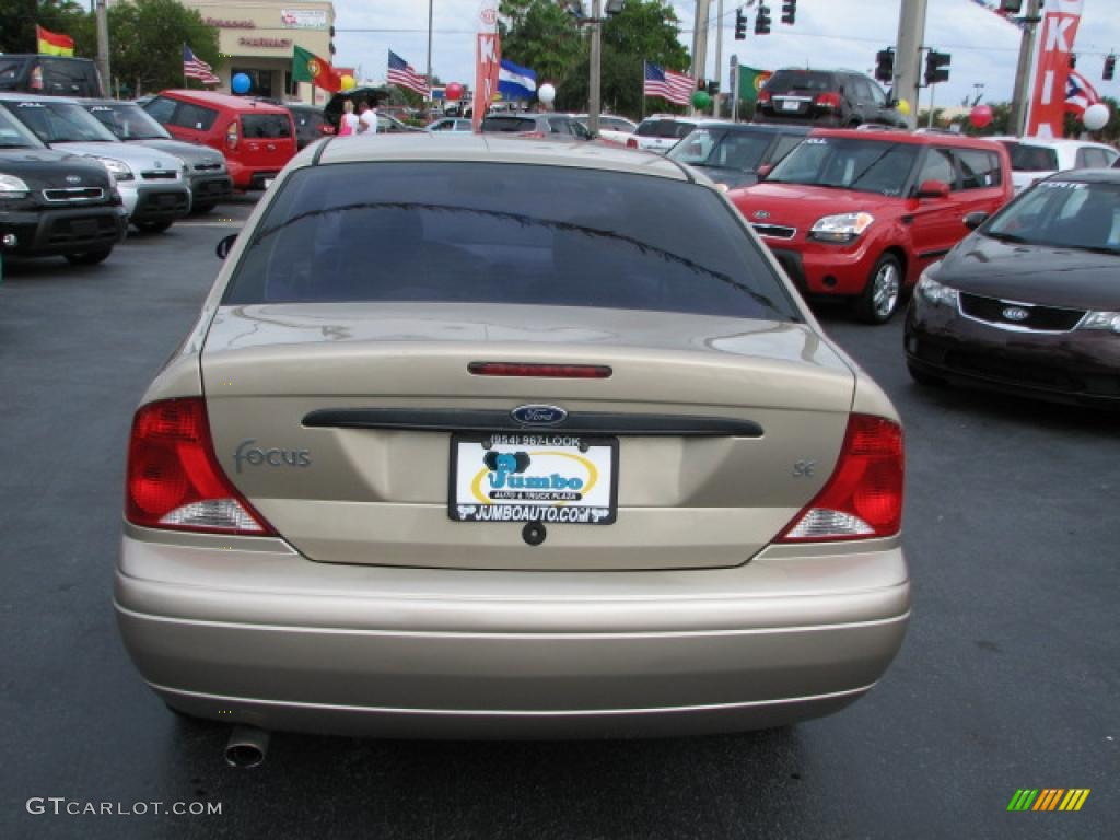 2000 Focus SE Sedan - Fort Knox Gold Metallic / Medium Graphite photo #8