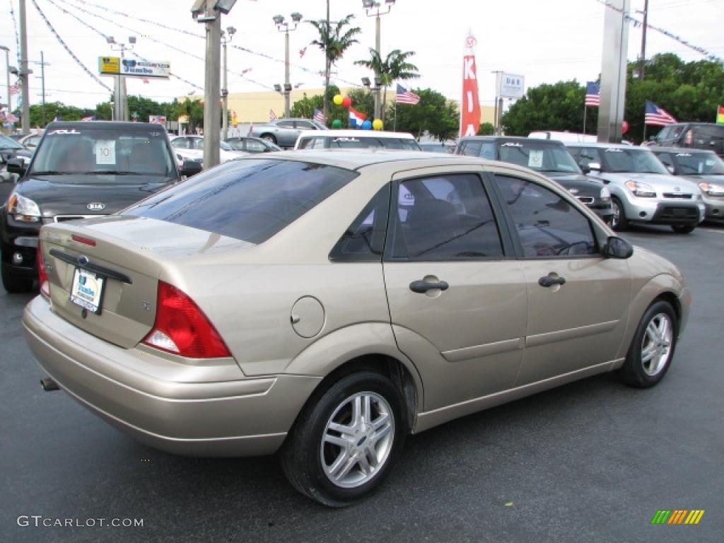 2000 Focus SE Sedan - Fort Knox Gold Metallic / Medium Graphite photo #9