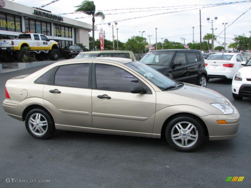 2000 Focus SE Sedan - Fort Knox Gold Metallic / Medium Graphite photo #10