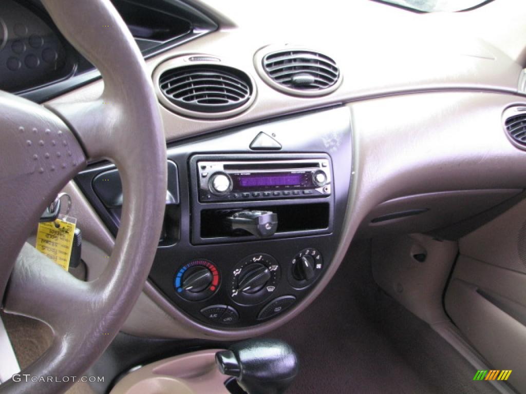 2000 Ford Focus SE Sedan Controls Photo #39823858
