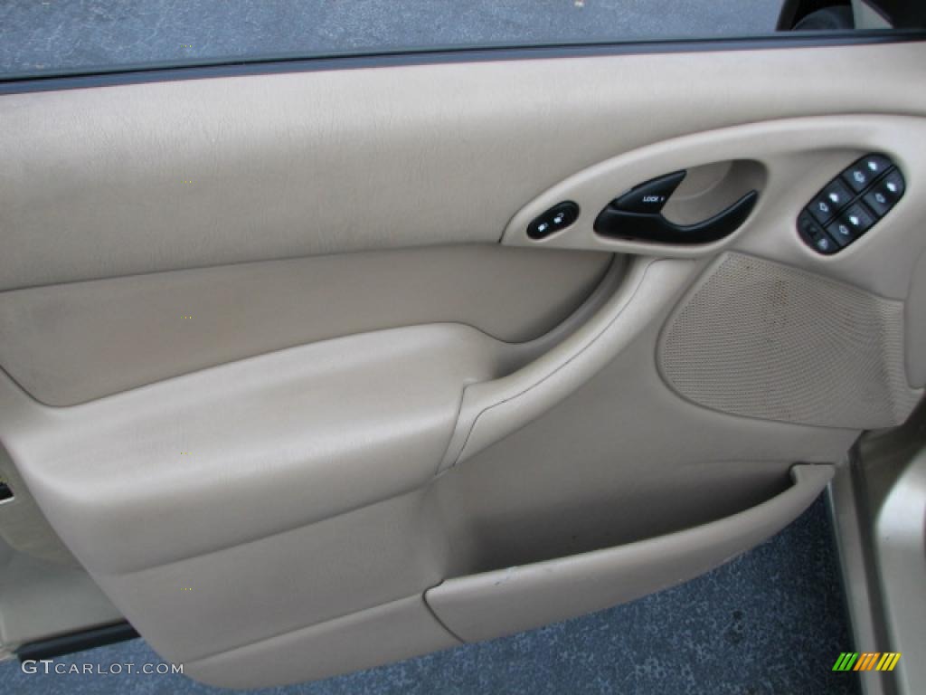 2000 Ford Focus SE Sedan Medium Graphite Door Panel Photo #39823898