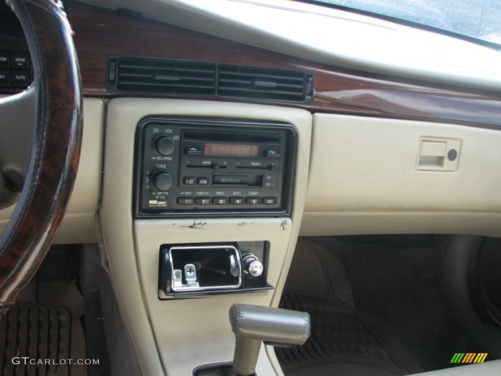 1993 Cadillac Seville Standard Seville Model Controls Photo #39825090