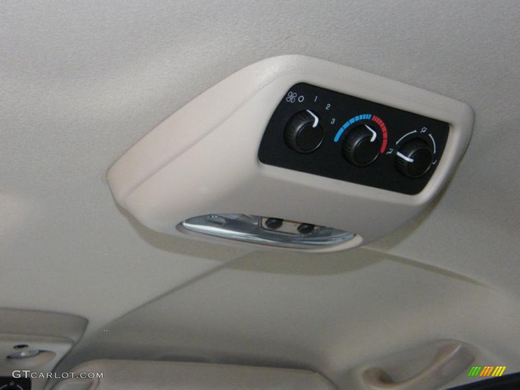 2005 Chevrolet Suburban 1500 LT Controls Photo #39834814