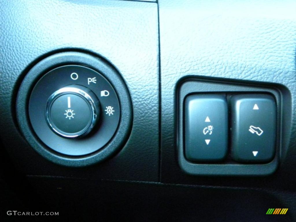 2011 Ford Taurus Limited Controls Photo #39842574