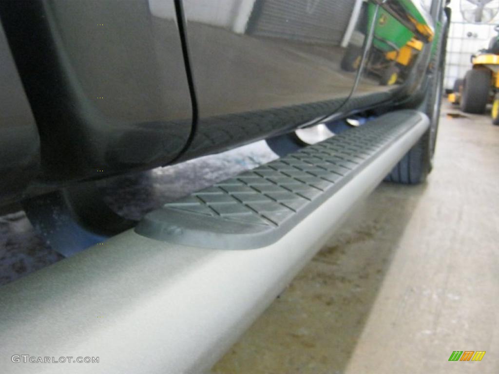 2004 Titan LE King Cab 4x4 - Smoke Gray / Graphite/Titanium photo #18