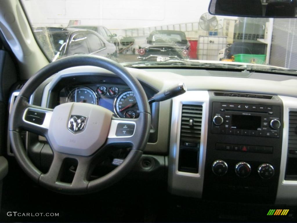 2009 Ram 1500 ST Quad Cab - Bright Silver Metallic / Dark Slate/Medium Graystone photo #4