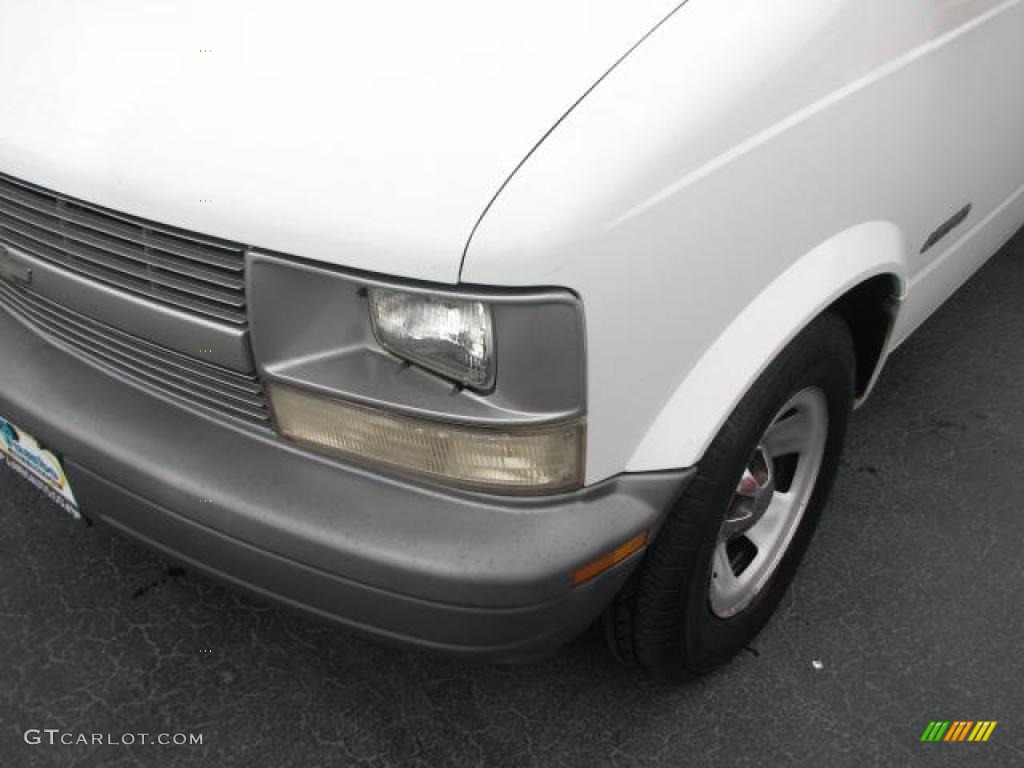 2001 Astro Commercial Van - Ivory White / Medium Blue photo #4