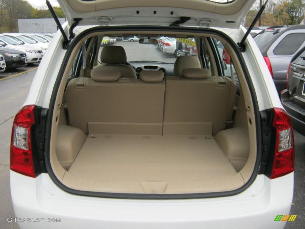 2010 Kia Rondo LX Trunk Photo #39847754