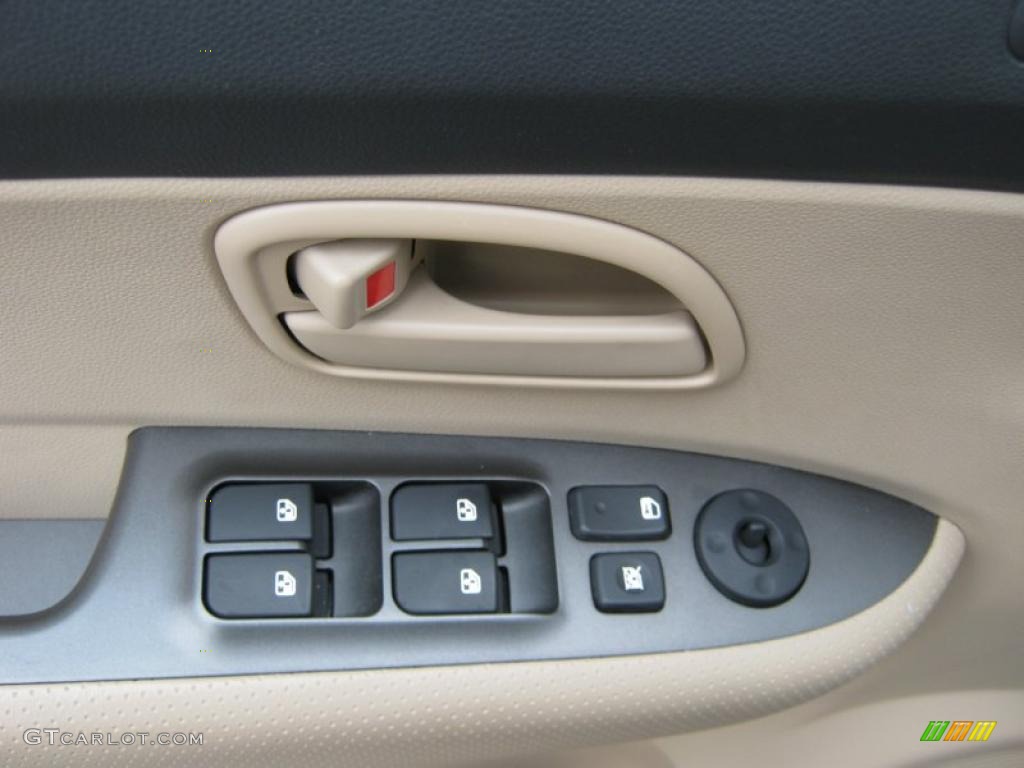 2010 Kia Rondo LX Controls Photo #39847958