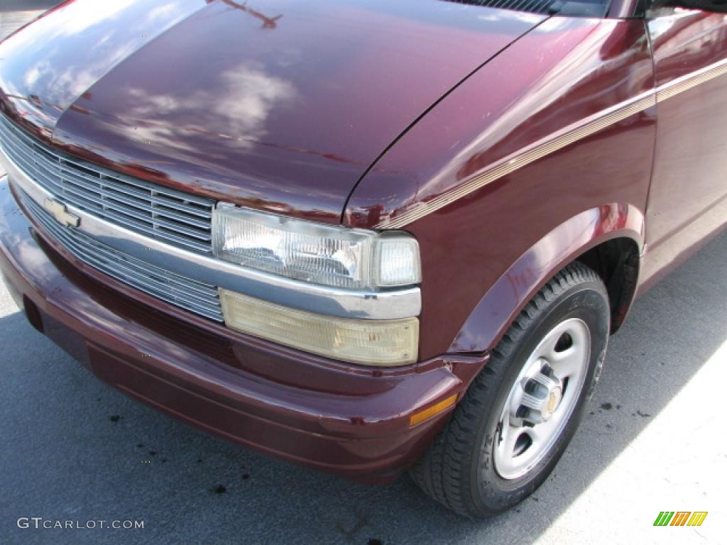2004 Astro LT AWD Passenger Van - Dark Carmine Red Metallic / Medium Gray photo #4