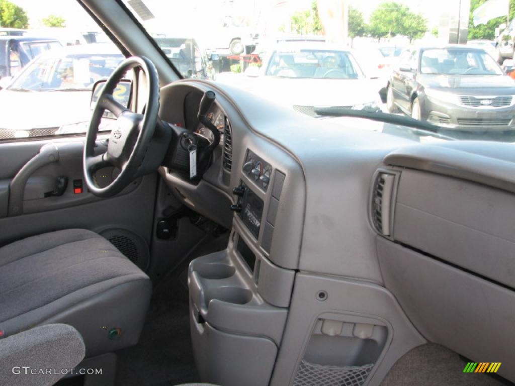 2004 Astro LT AWD Passenger Van - Dark Carmine Red Metallic / Medium Gray photo #12