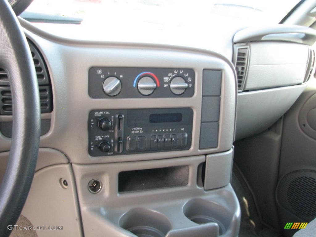 2004 Astro LT AWD Passenger Van - Dark Carmine Red Metallic / Medium Gray photo #19
