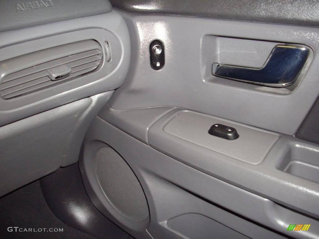 2002 Ford Taurus SES Controls Photo #39855278