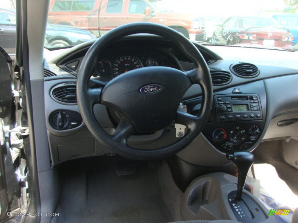 2004 Ford Focus SE Sedan Medium Graphite Dashboard Photo #39861385