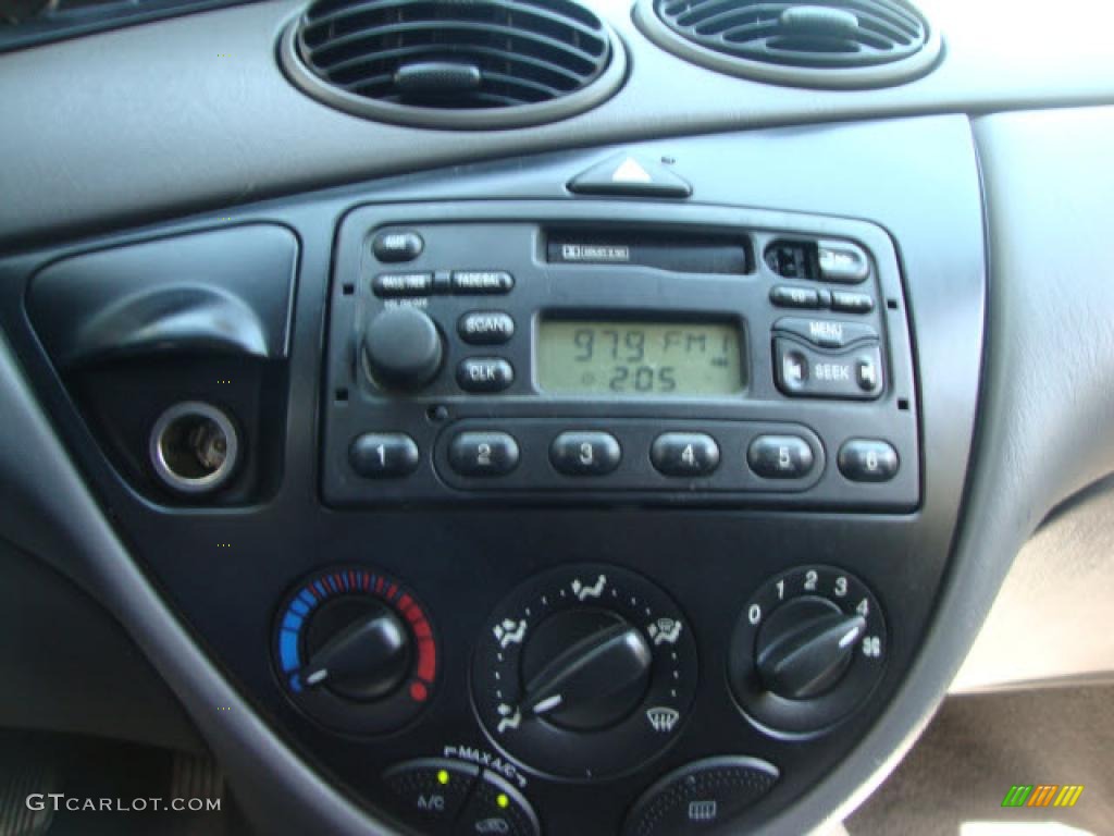 2004 Ford Focus SE Sedan Controls Photo #39861419
