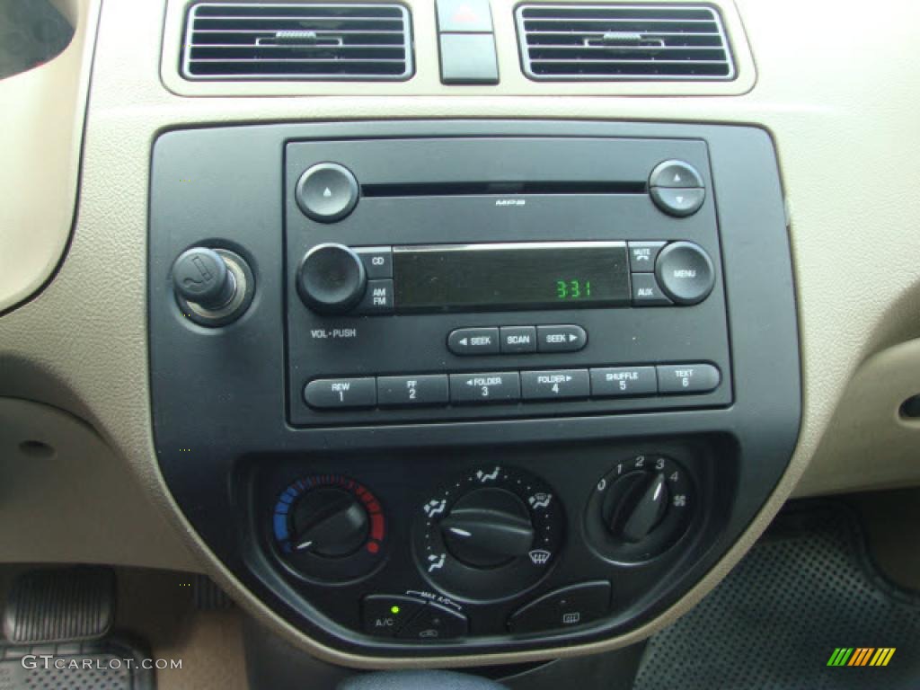 2006 Ford Focus ZX4 SE Sedan Controls Photo #39861555