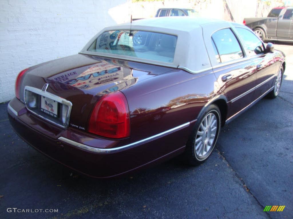 2004 Town Car Signature - Autumn Red Metallic / Medium Dark Parchment/Light Parchment photo #4