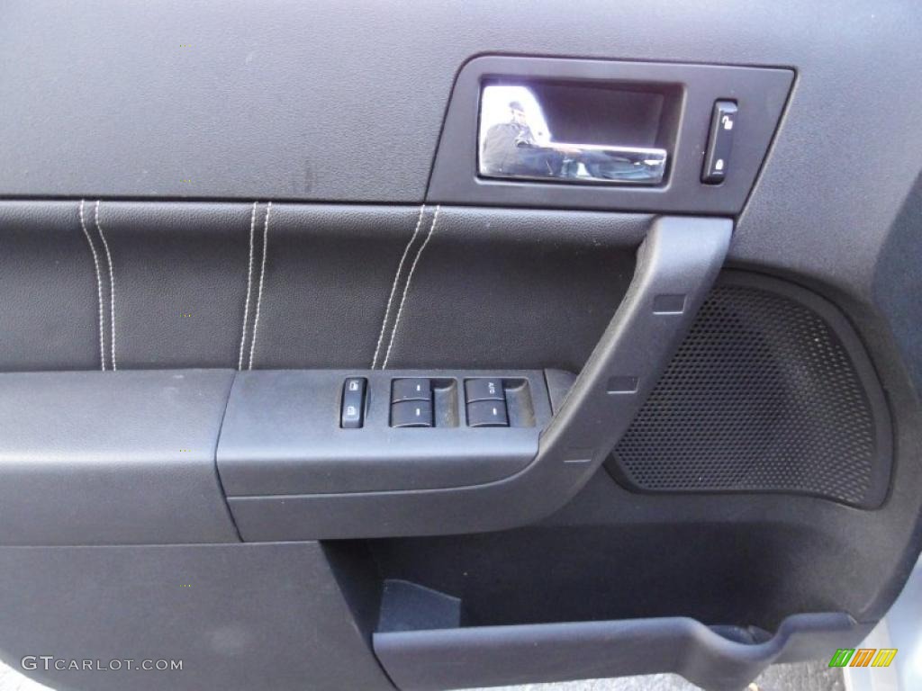 2009 Ford Focus SES Sedan Charcoal Black Door Panel Photo #39862703