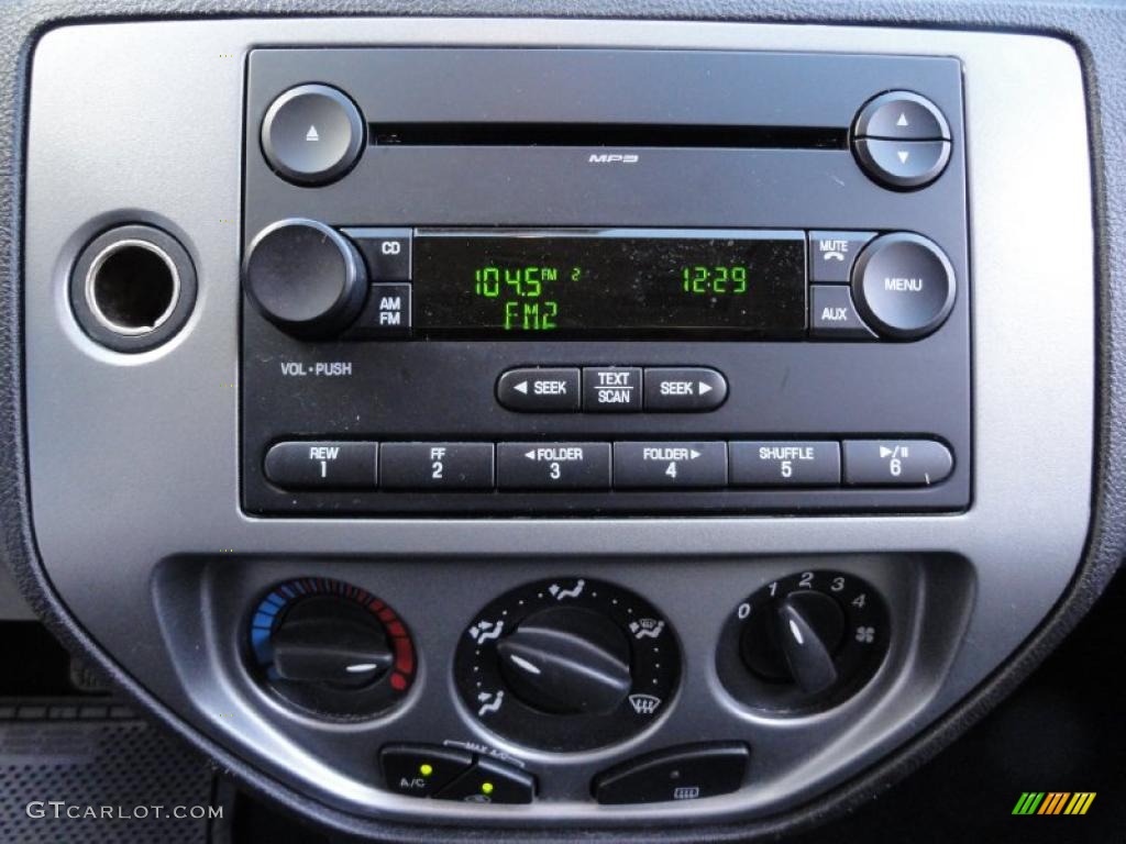 2007 Ford Focus ZX5 SE Hatchback Controls Photo #39864463