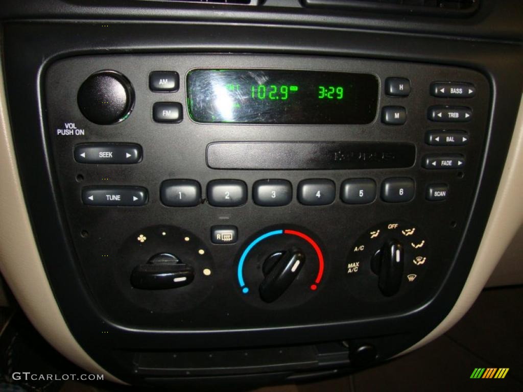 2001 Ford Taurus LX Controls Photos