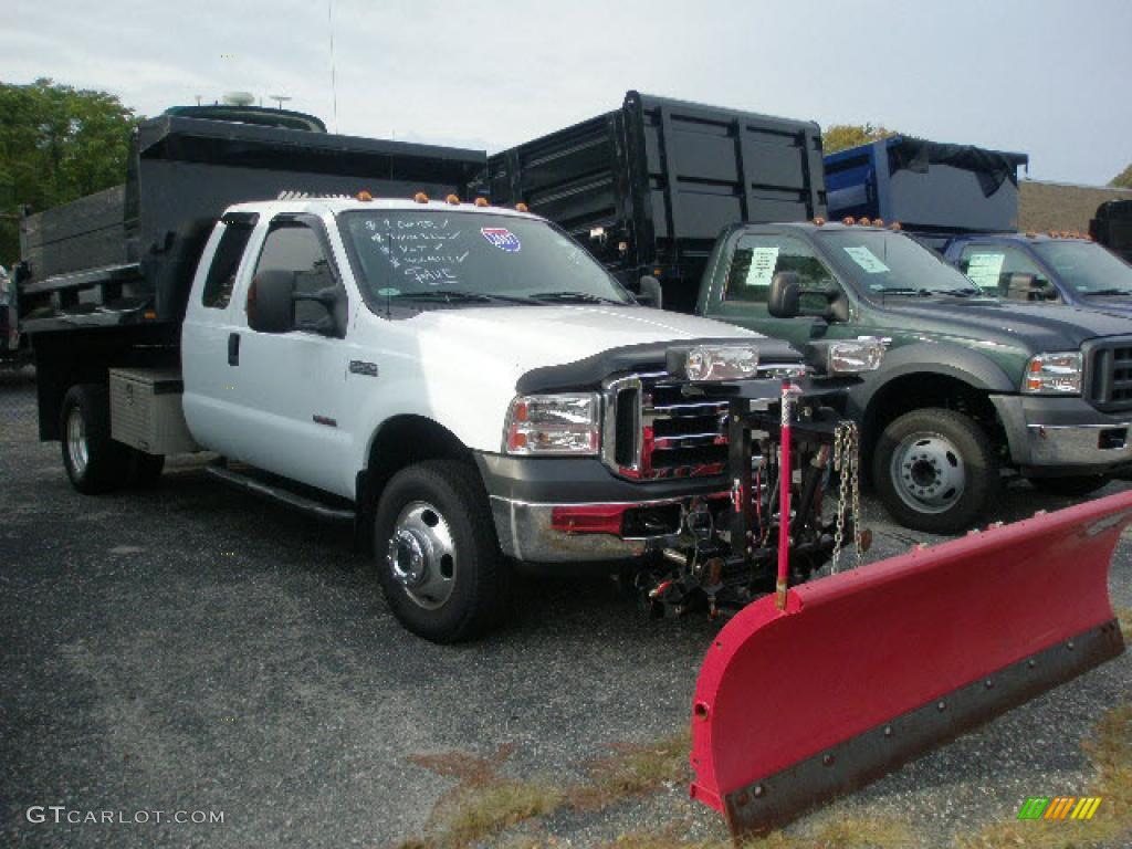 2007 F350 Super Duty SuperCab 4x4 Chassis - Oxford White / Medium Flint photo #1