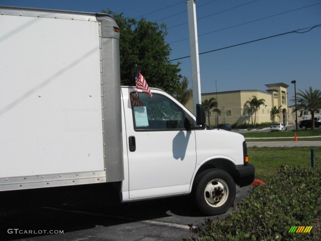 2004 Savana Cutaway 3500 Commercial Moving Truck - White / Gray photo #5