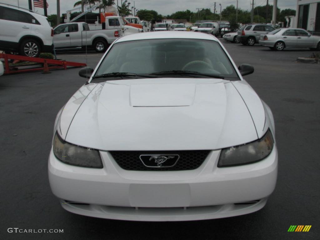 2003 Mustang V6 Coupe - Oxford White / Medium Parchment photo #2