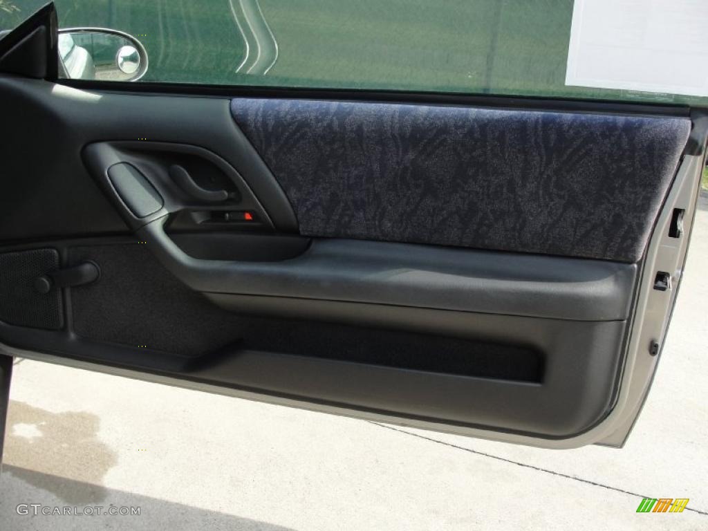 2002 Chevrolet Camaro Coupe Medium Gray Door Panel Photo #39872744