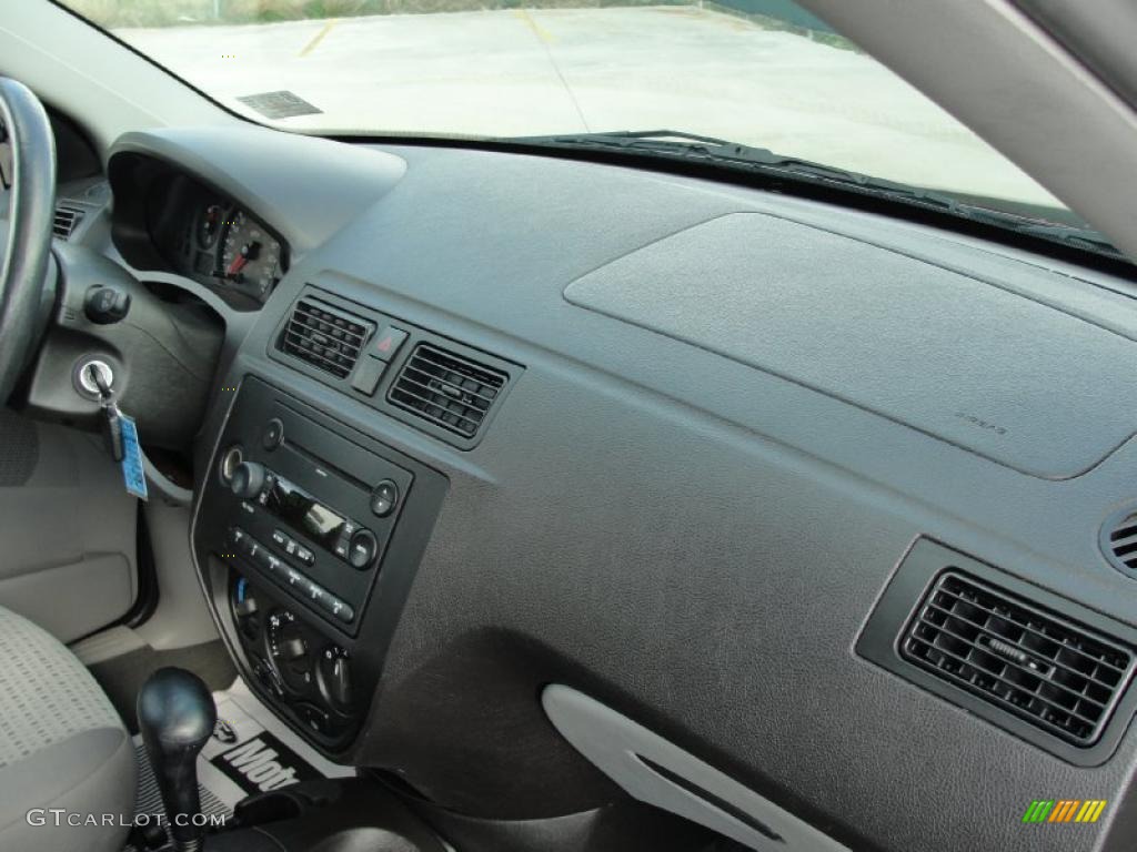 2007 Ford Focus ZX4 SE Sedan Charcoal/Light Flint Dashboard Photo #39875193