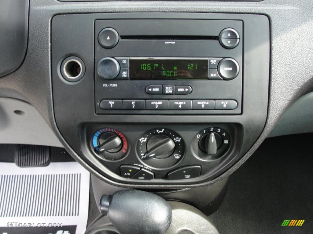 2007 Ford Focus ZX4 SE Sedan Controls Photo #39875401