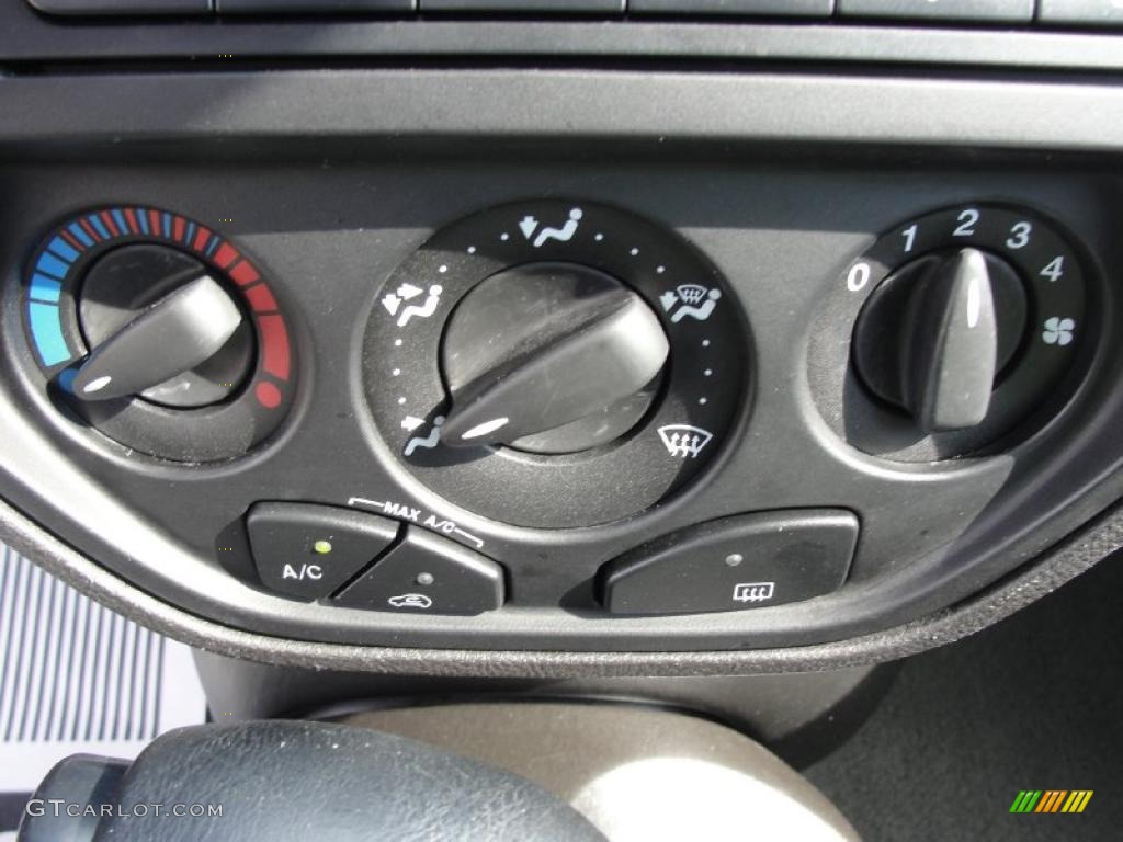 2007 Ford Focus ZX4 SE Sedan Controls Photo #39875421