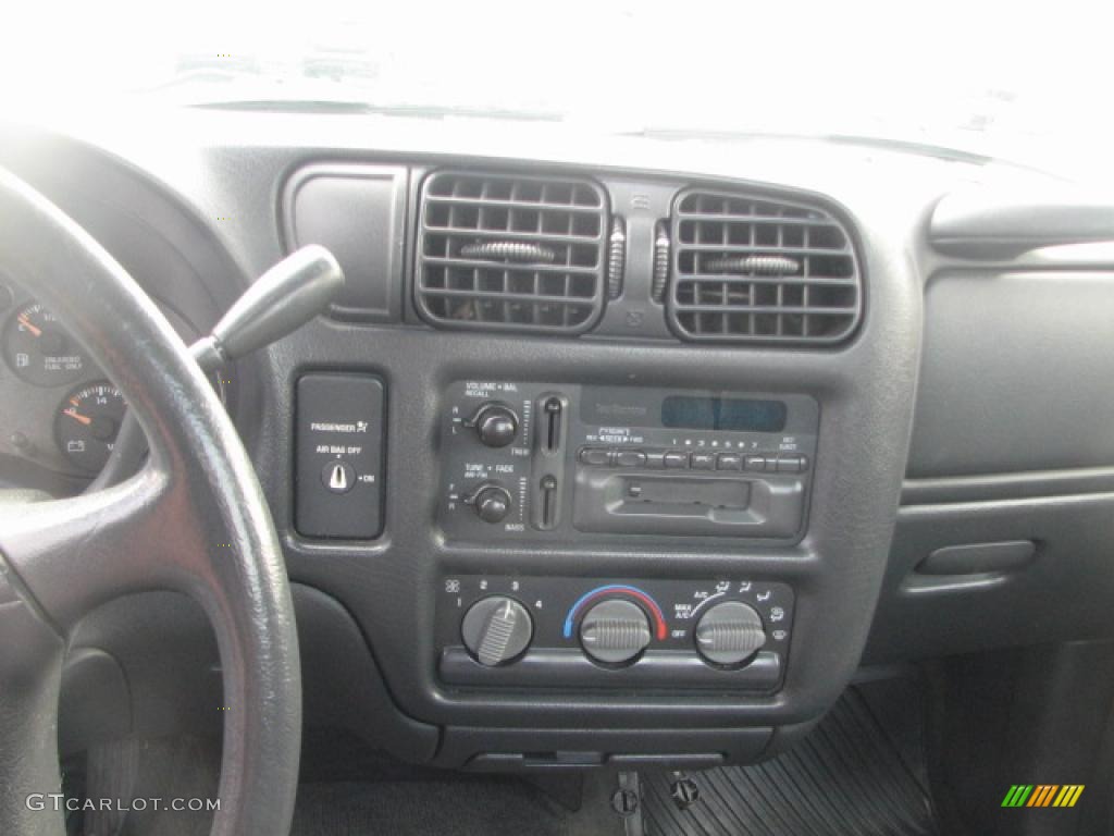 1998 S10 LS Regular Cab - Indigo Blue Metallic / Gray photo #15