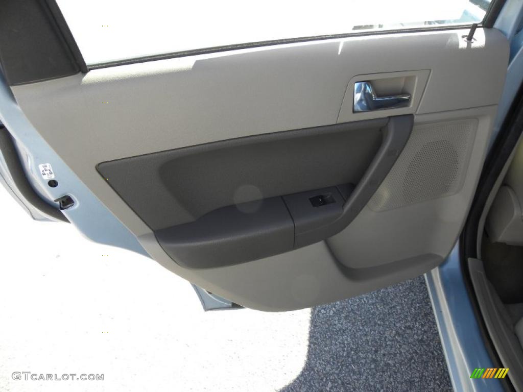 2008 Ford Focus SE Sedan Medium Stone Door Panel Photo #39878567