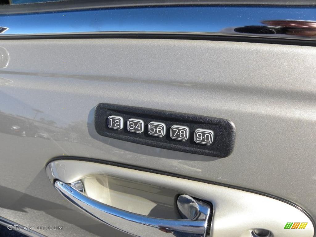 2010 Lincoln Town Car Signature Limited Controls Photo #39879391