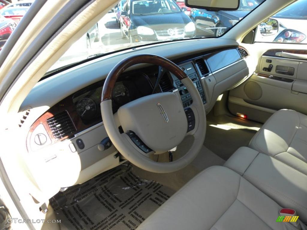Light Camel Interior 2010 Lincoln Town Car Signature Limited Photo #39879399