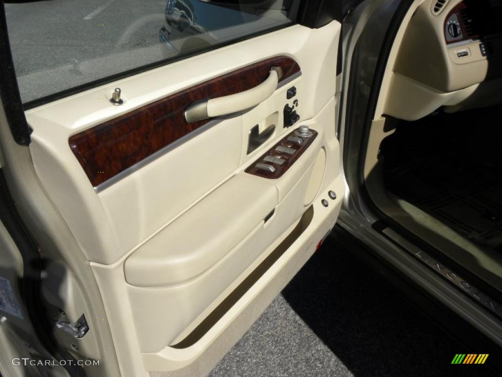 2010 Lincoln Town Car Signature Limited Light Camel Door Panel Photo #39879411
